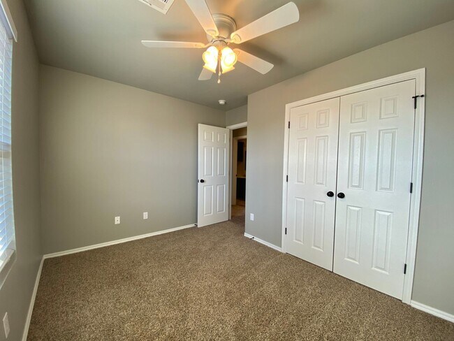 Building Photo - Split Level Yukon Duplex in Gated Communit...