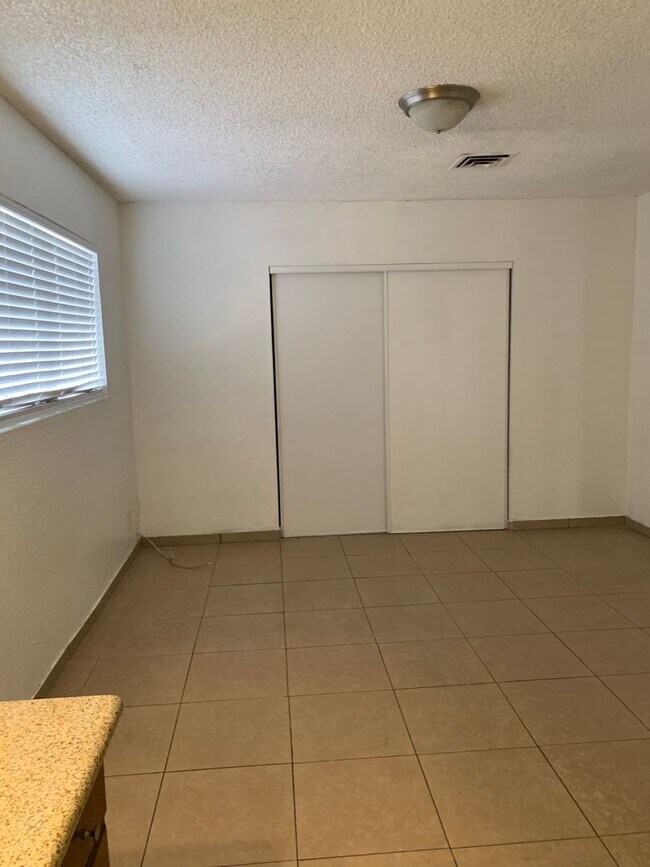 Building Photo - MUST SEE ONE BEDROOM TOWNHOME!