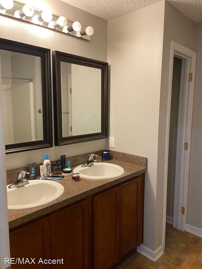 Building Photo - 3 br, 2.5 bath House - 585 Canyon Oak Loop