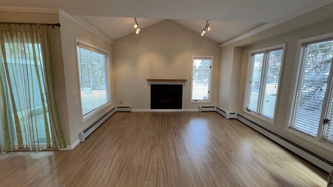 Building Photo - Lovely 2 Bedroom Townhouse Condo W/Garage - Corner Lot - Call Today!