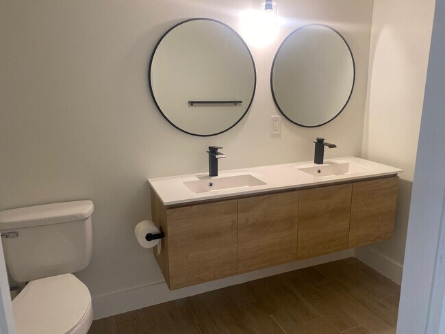 Building Photo - 2457 Centergate Dr