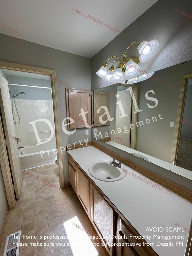 Building Photo - **COMING SOON** 3 BR bedroom Silverdale Townhouse