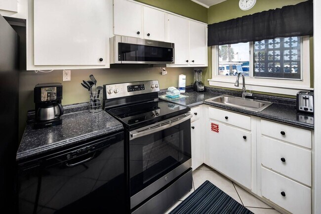 Building Photo - 1530 Miracle Strip Pkwy SE