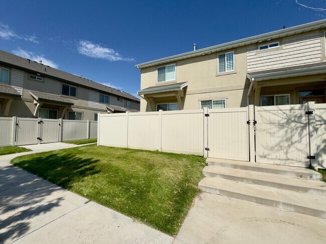 Building Photo - 634 E 60 S