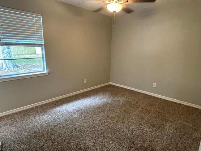 Building Photo - 145 Courtaulds Ave