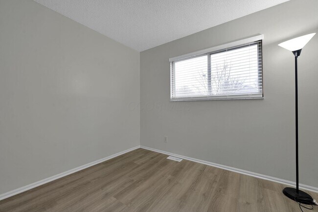 Building Photo - 4550 Glenhaven Dr