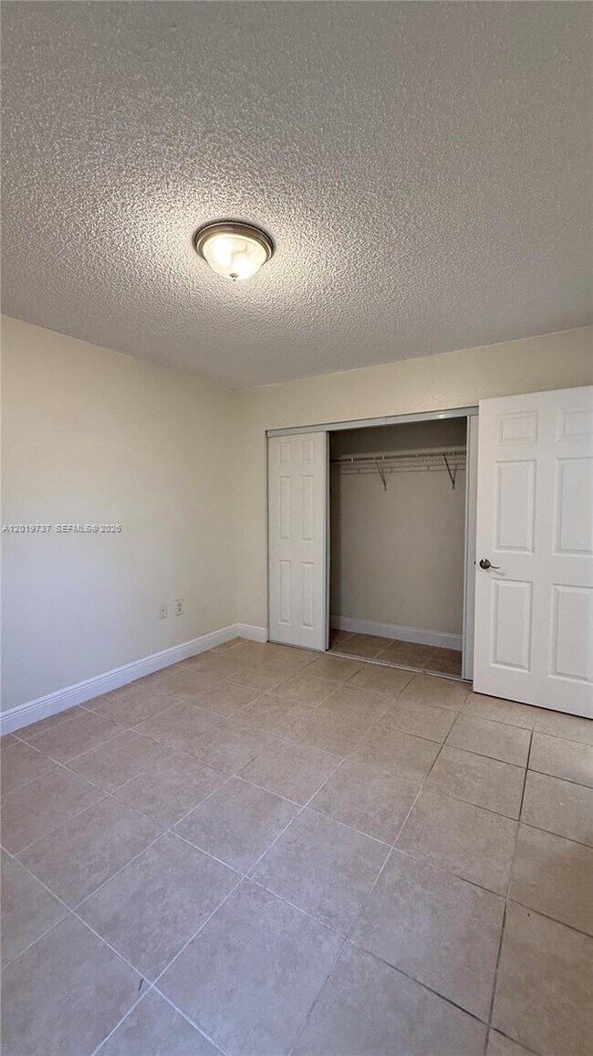 Building Photo - 1524 Lake Crystal Dr