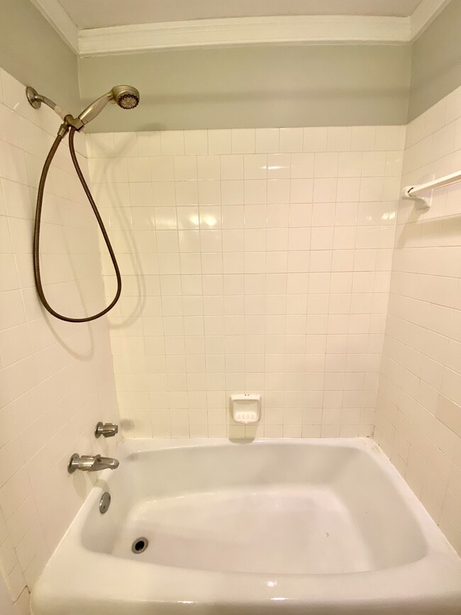Main Bathroom tub and shower - 3150 Excelsior Blvd