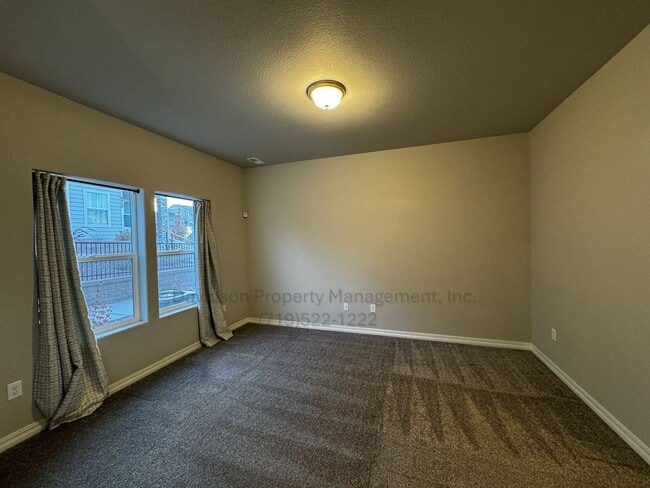 Building Photo - Gorgeous 3 Bedroom Townhouse Located in No...