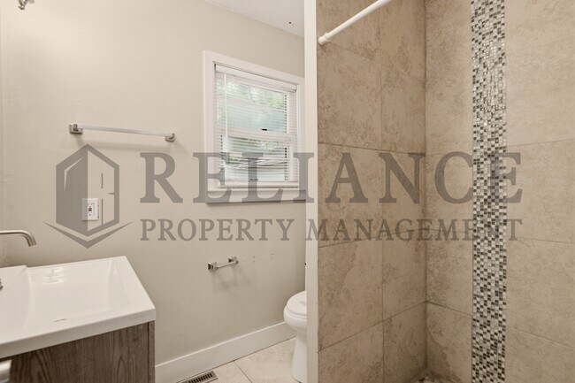 Building Photo - 703 S Grove Dr