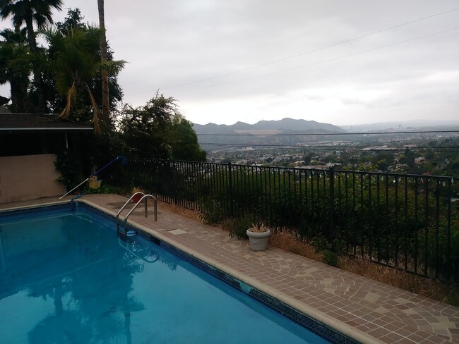 Building Photo - 1624 Glenmont Dr