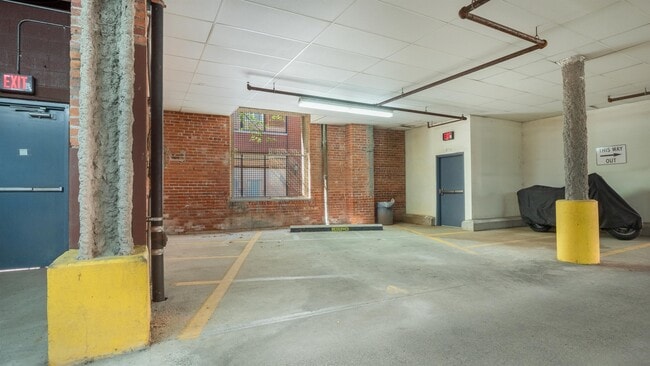 Building Photo - 200 River Pl Dr