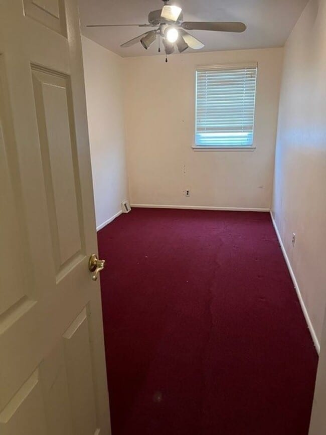 Building Photo - Stunning 6-Bedroom Home with Parking Spot and Large Yard! Available NOW!