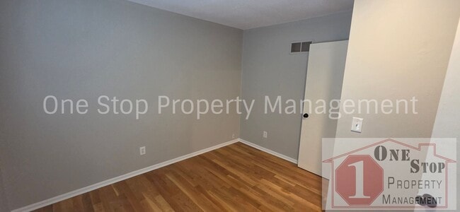 Building Photo - Charming 3 Bedroom, 2 Bathroom, 2 Car Garage Home in Parkville