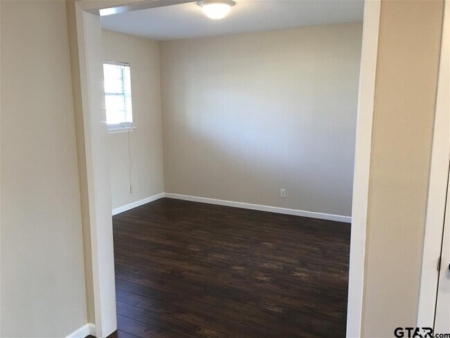 Building Photo - 1101 Balmoral Dr