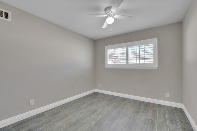 Building Photo - 20111 Lakemore Dr