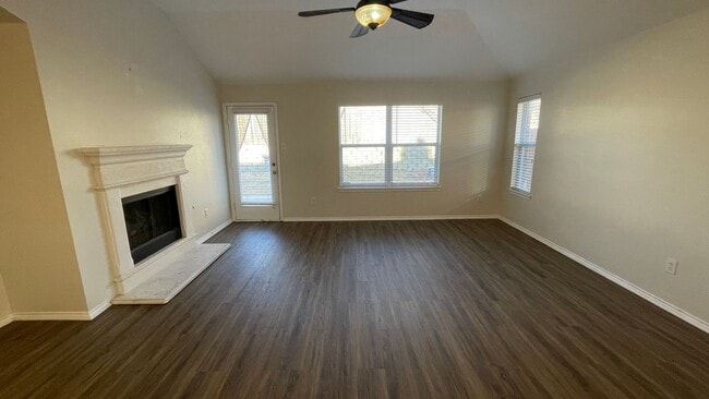 Building Photo - Beautiful single story home with community pool off Harmon