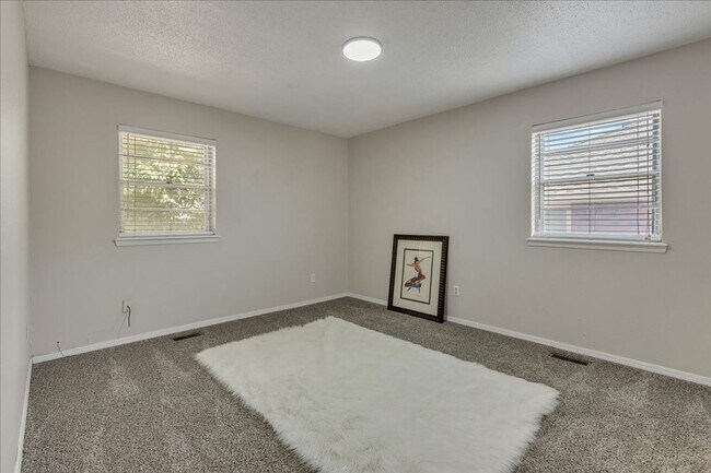 Building Photo - Lawn Care Included! 3 bed, 2 bath, 2 livings
