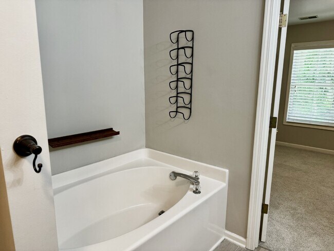 Building Photo - Spacious Townhome with a Private Courtyard in Westbury Park!