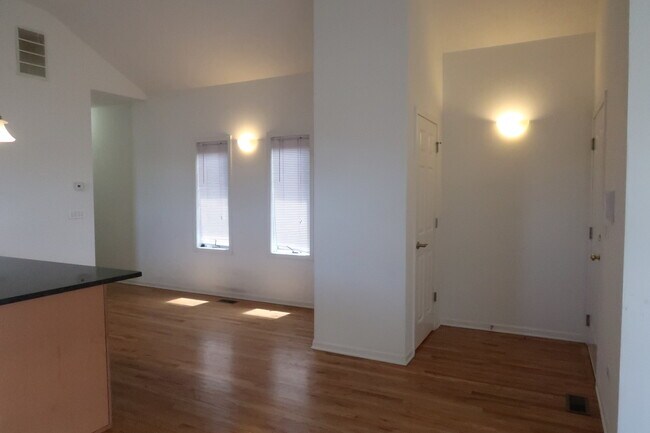 Building Photo - 3541 S Hamilton Ave