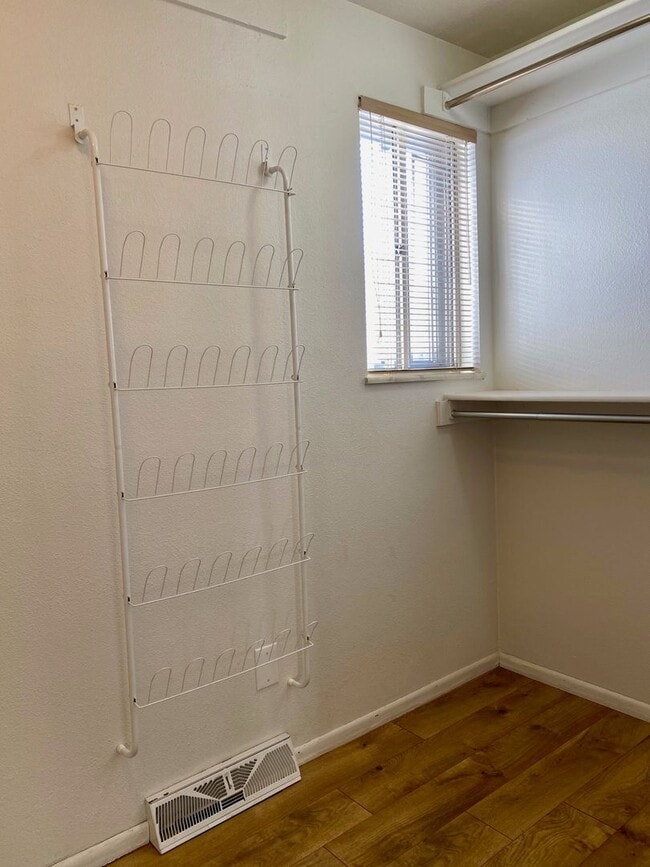 Building Photo - Spacious Tri-Level Home Featuring 4BD/2.5B...