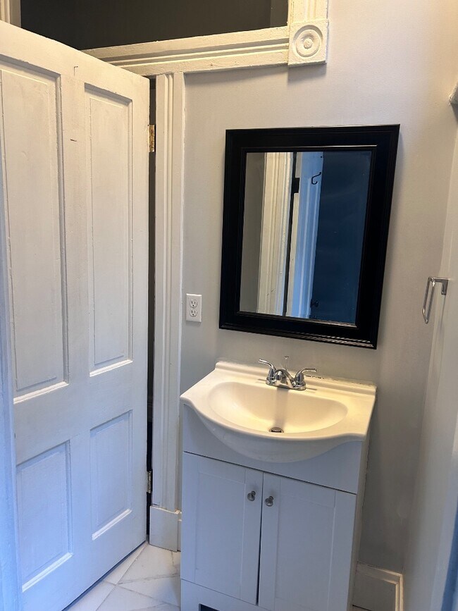 Building Photo - 30 W Court - Unit 204