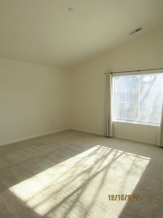 Building Photo - Great 3 bed 2.5 bath single family home in Windsor! Brand New Flooring and Paint!