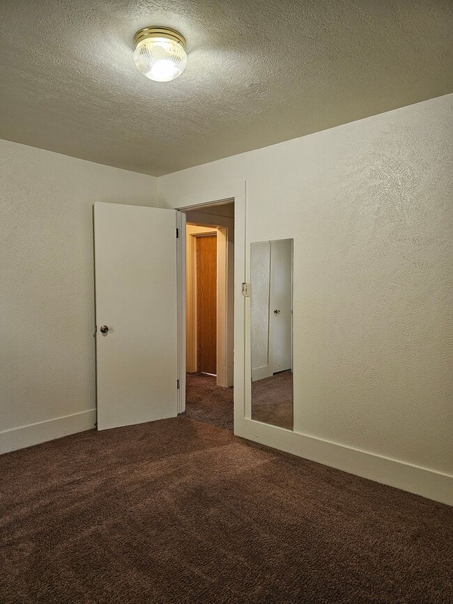 Building Photo - Large Home in Heart of BG