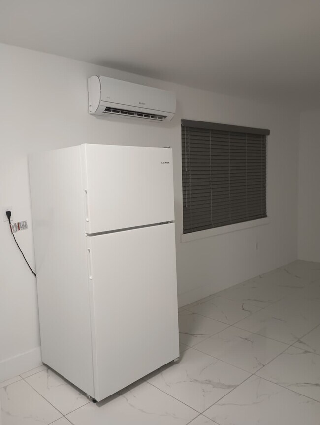 Building Photo - 3820 E 9th Ln