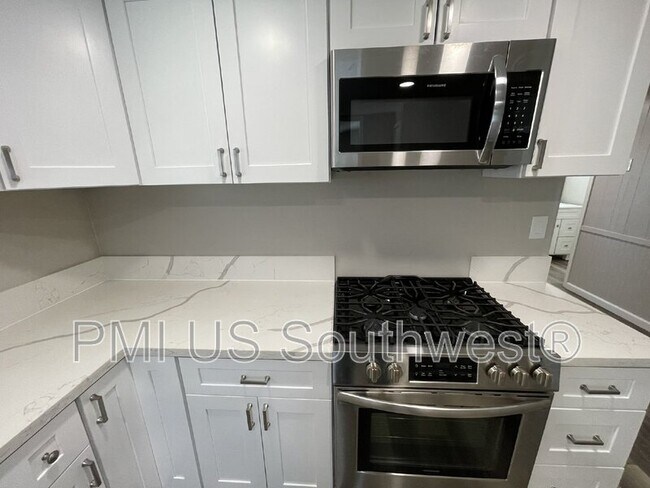 Building Photo - 738 Swan Dr