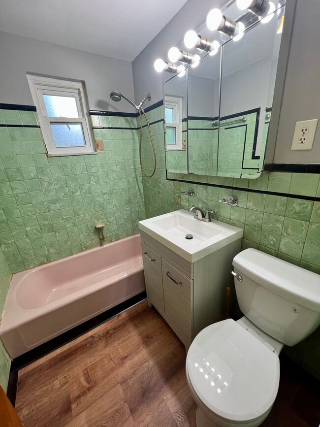 Building Photo - Stunning Home - 2 Bedroom 1 Bathroom - Pit...