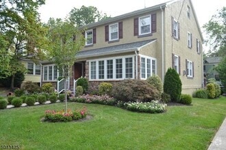 Building Photo - 402 E Dudley Ave
