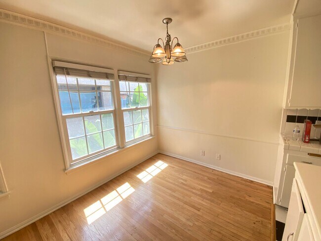 Building Photo - 1 Bed + 1 Bath Second Floor Unit!