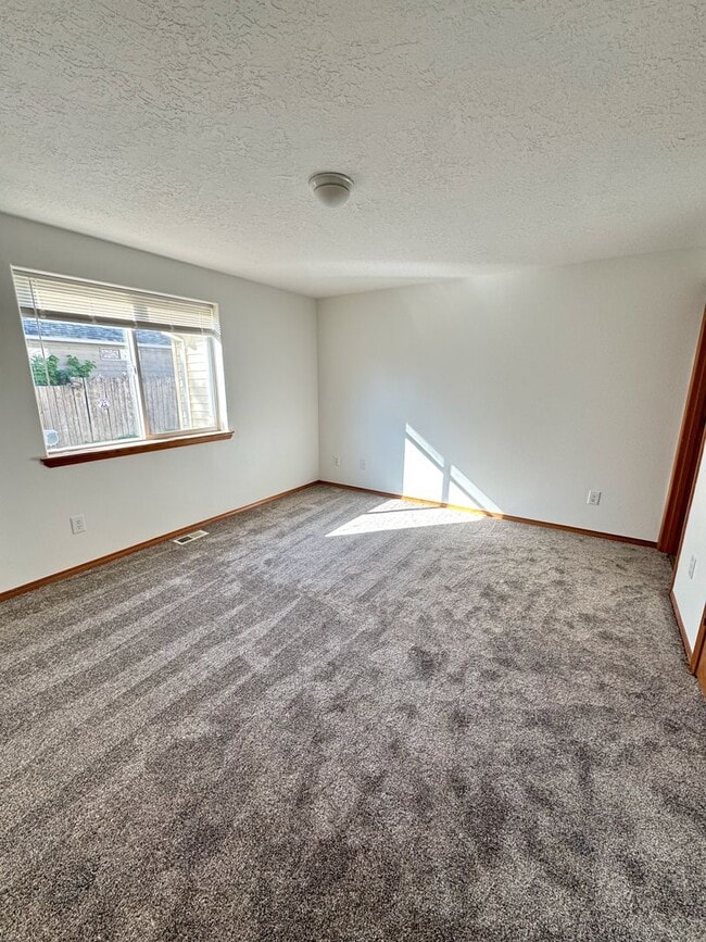 Building Photo - 4 Bedroom, 2 Bath House on Quiet Cul-de-sac