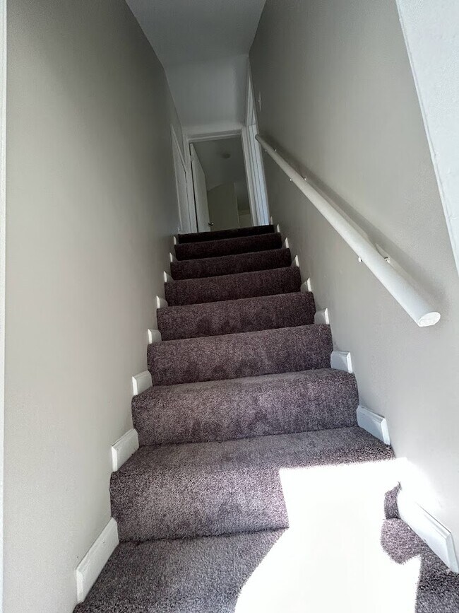 Building Photo - 15931 Deering St