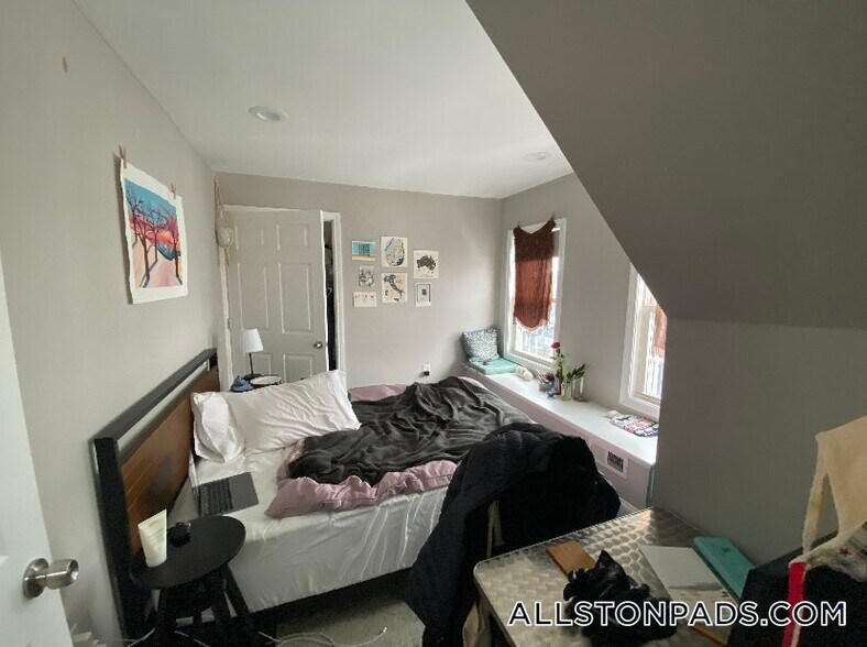 Building Photo - 77 Linden St