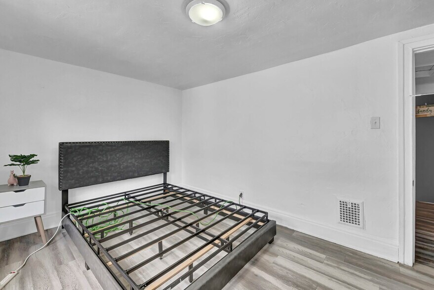 Building Photo - 427 E 156th St
