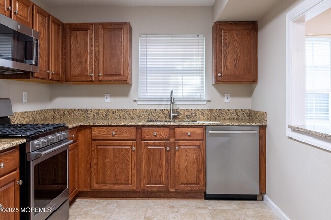 Building Photo - 157 Tulip Ln