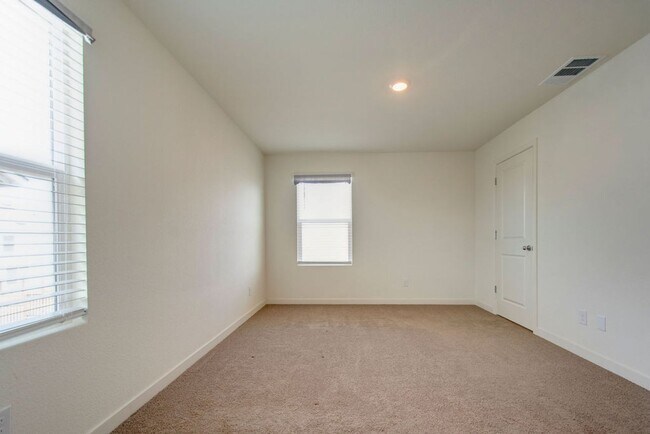 Building Photo - Terrific 4 bedroom available for rent - Al...