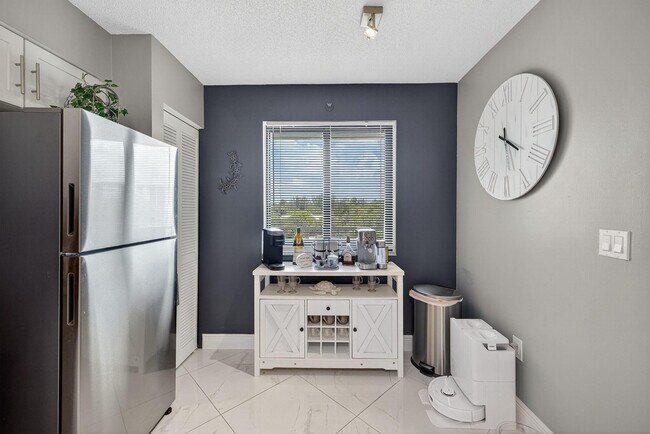 Building Photo - 2334 S Cypress Bend Dr