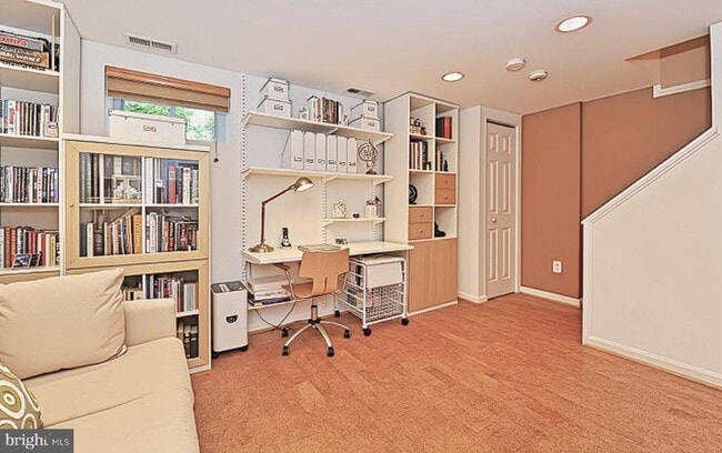 Building Photo - 21 E Oak St
