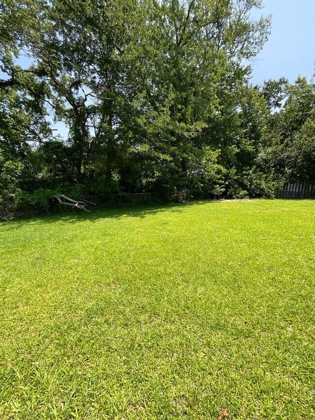 Building Photo - 3 bedrooms one bath apartment located in the Highlands, section of Portsmouth