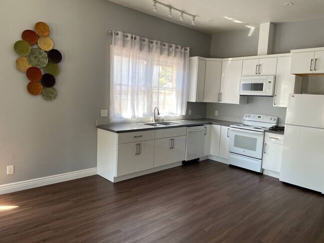 Building Photo - Historic St Rose District Duplex!