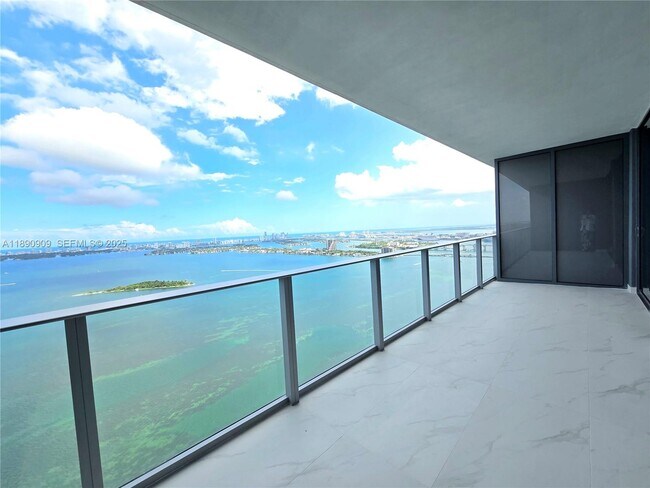 Building Photo - 700 NE 24th St