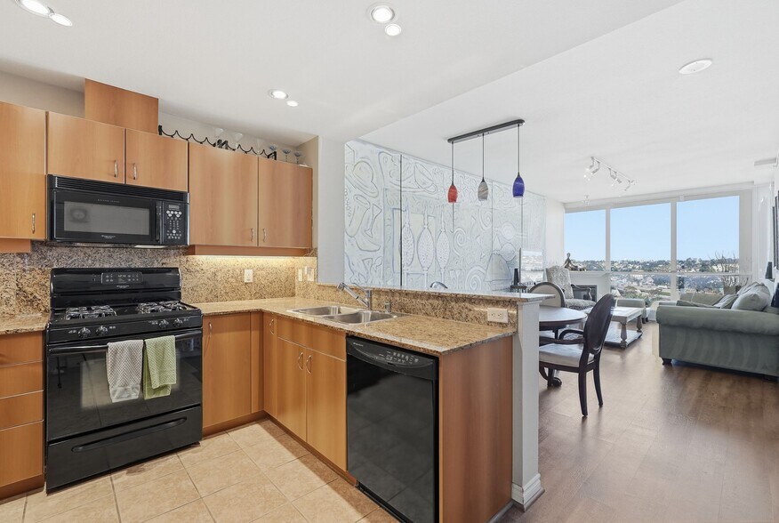 Building Photo - 300 W Beech St