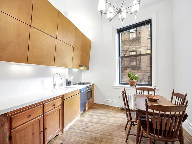 Building Photo - 545 W 111th St