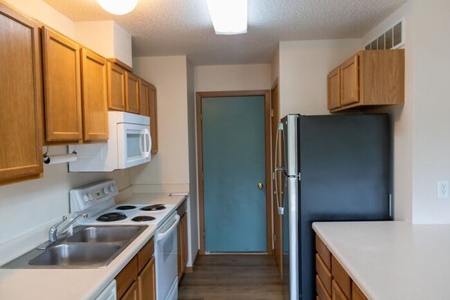 Building Photo - $1,550 | 2 Bedroom, 2.5 Bathroom Multi Floor Town Home | Pet Friendly* | Available for Immediate ...