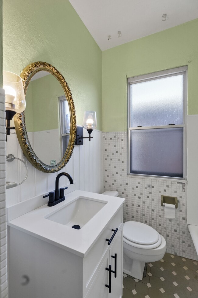 Building Photo - 3915 Schiller Pl