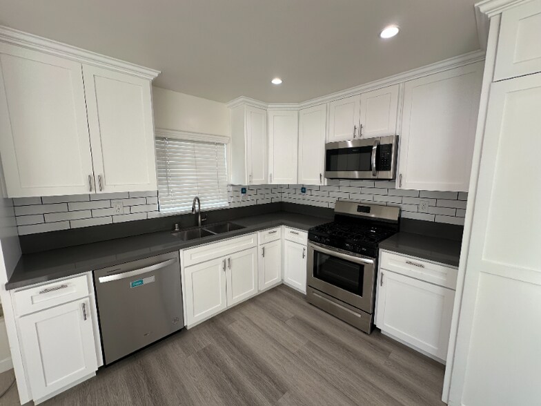 Building Photo - 2110 Gaviota Ave