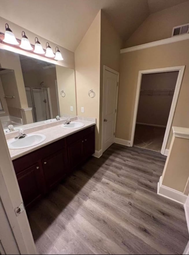 Building Photo - 656 Warwick Dr